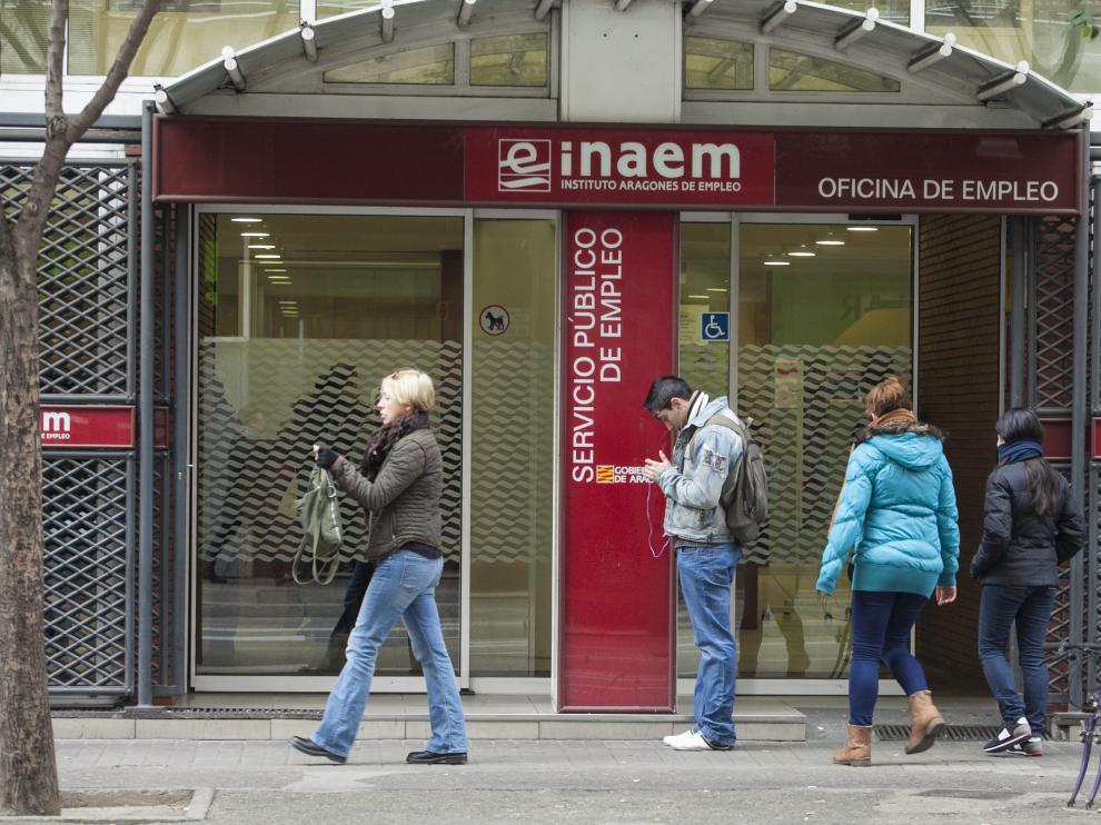 Varias personas, en la puerta de una oficina del Inaem en Zaragoza