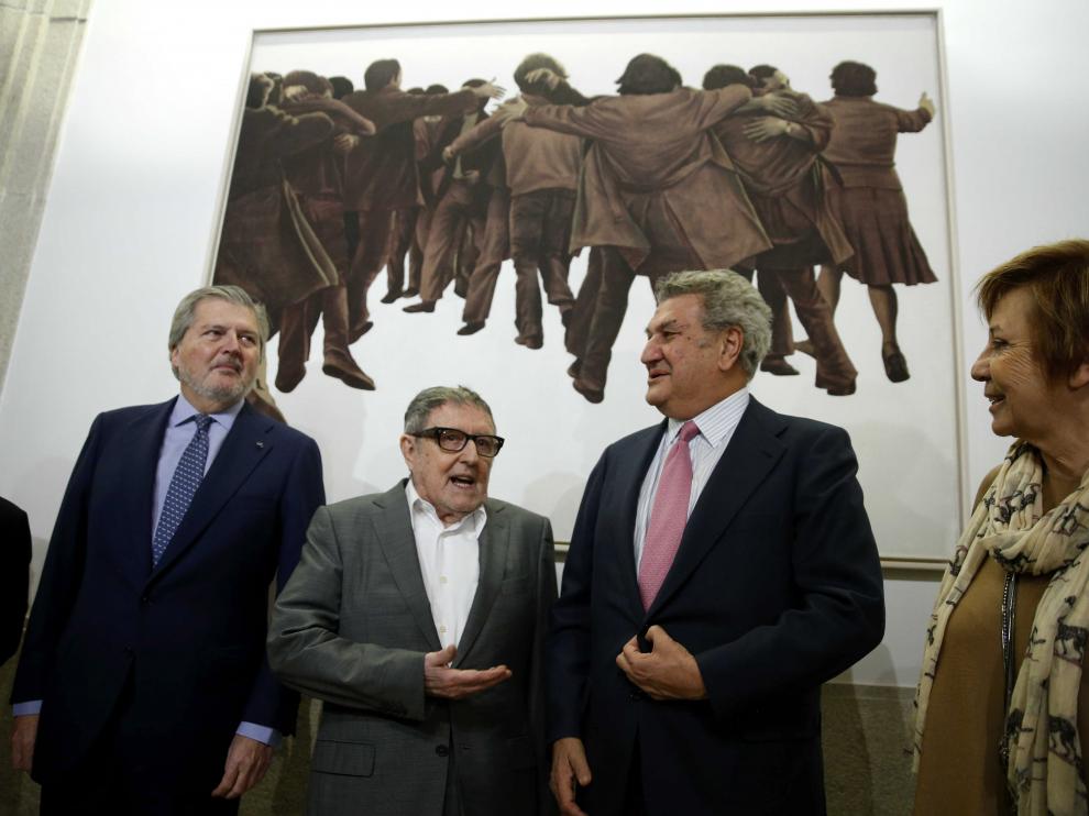 El artista Juan Genovés (2i) conversa con Jesús Posada (2d) junto al ministro de Cultura, Íñigo Méndez de Vigo (i) y la vicepresidenta del Congreso, Celia Villalobos.