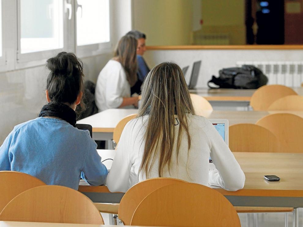 Estudiantes universitarias en el Campus Duques de Soria.