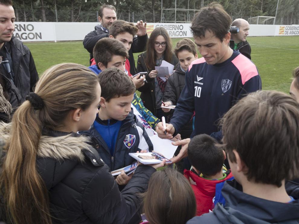 El capitán, Juanjo Camacho, firma autógrafos a un grupo de niños tras el entrenamiento.