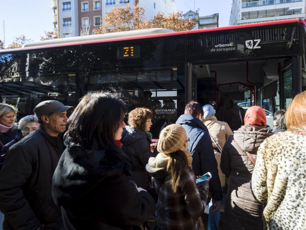 Decenas de usuarios esperan el bus durante una jornada de huelga