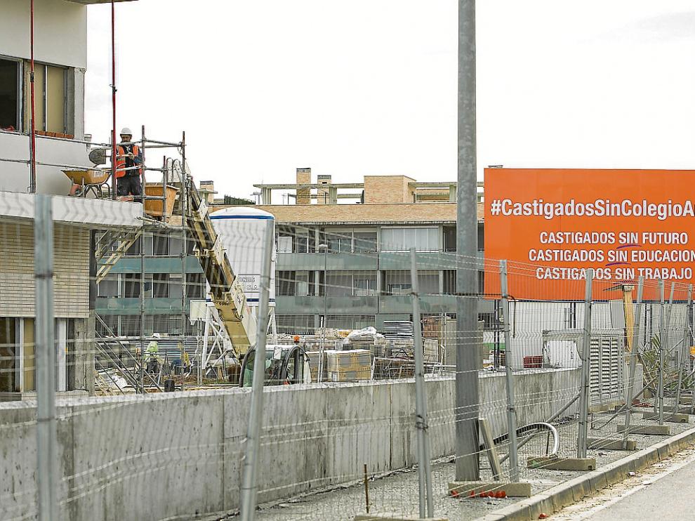 Operarios y máquinas siguen trabajando para concluir las obras de la primera fase del colegio Ánfora en Cuarte de Huerva