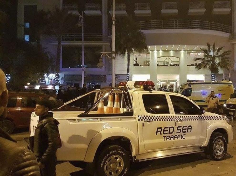 Policías vigilan el hotel atacado.