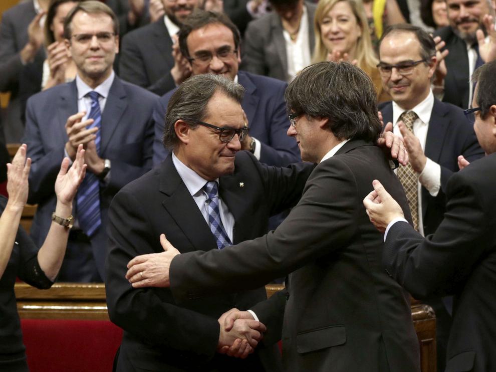Saludo entre Artur Mas y Puigdemont.