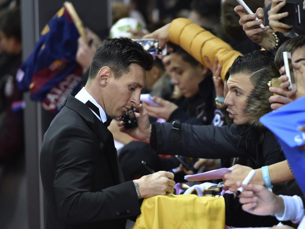 Leo Messi firma autógrafos a los aficionados antes de la gala