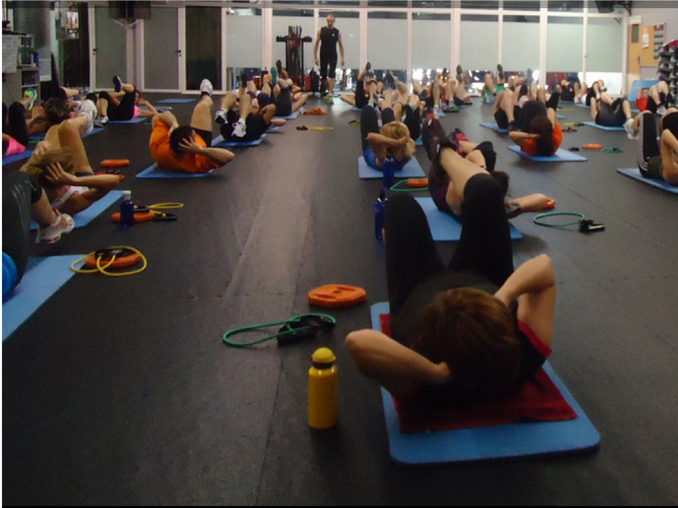 Una clase del gimnasio.