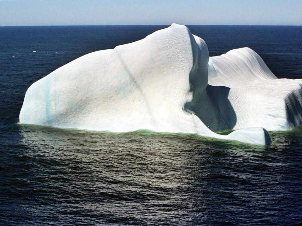 Un iceberg flota cerca de la costa de Argentina