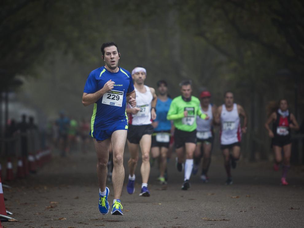 Un grupo de corredores atraviesan el Parque Grande en una prueba popular