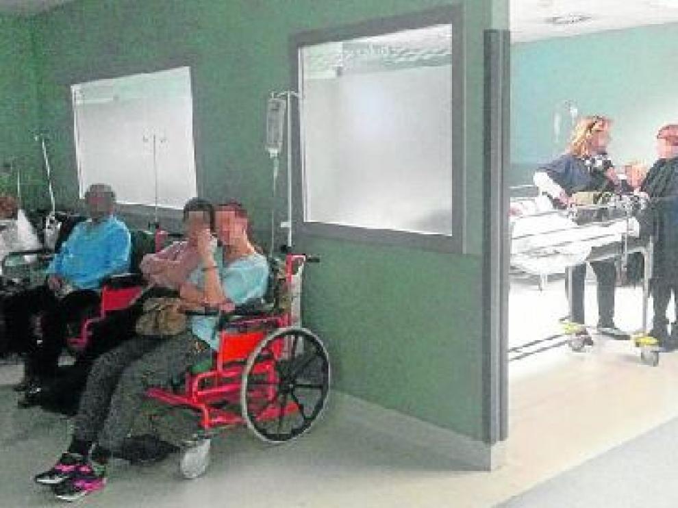 Durante la mañana de ayer, varios pacientes esperaban en los pasillos a ser atendidos.