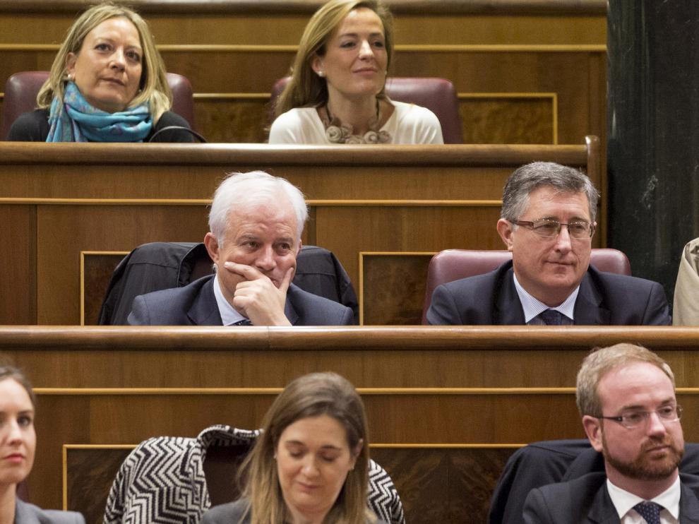 Los diputados del PP Eloy Suárez y Manuel Blasco (2ª fila izq.)