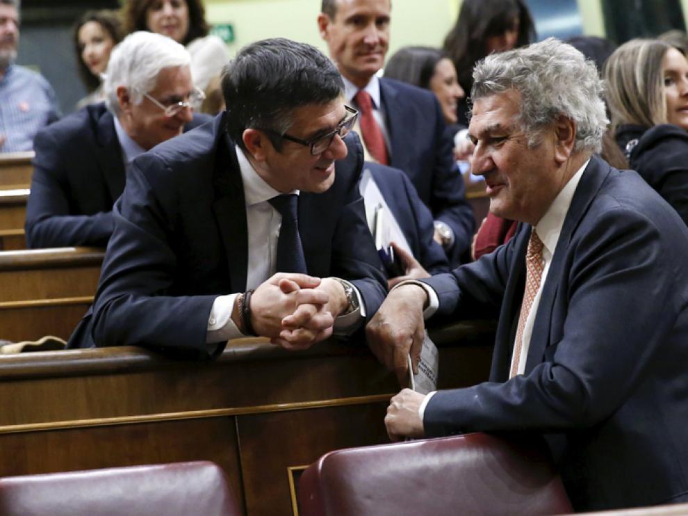 El presidente Jesús Posada (d) durante la cesión de la presidencia del Congreso a Patxi López (i)