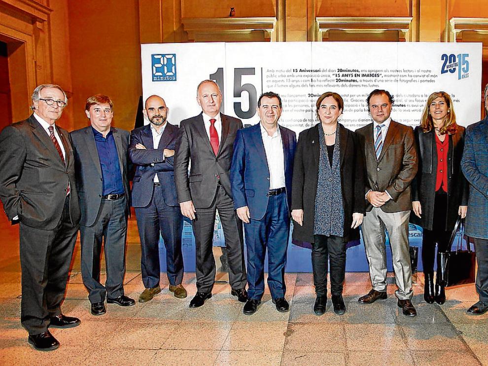 De izquierda a derecha, Xavier Tría, José Manuel Lozano, Carlos Núñez, Luis Herrero, Arsenio Escolar, Ada Colau, Fernando de Yarza-López Madrazo, Hortensia Fuentes, Jaume Collboniy Mikel Iturbe