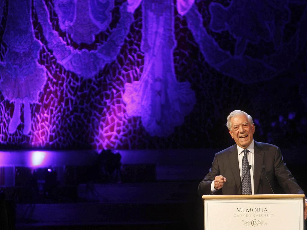 Vargas Llosa acude al homenajes de literatura a Carmen Barcells