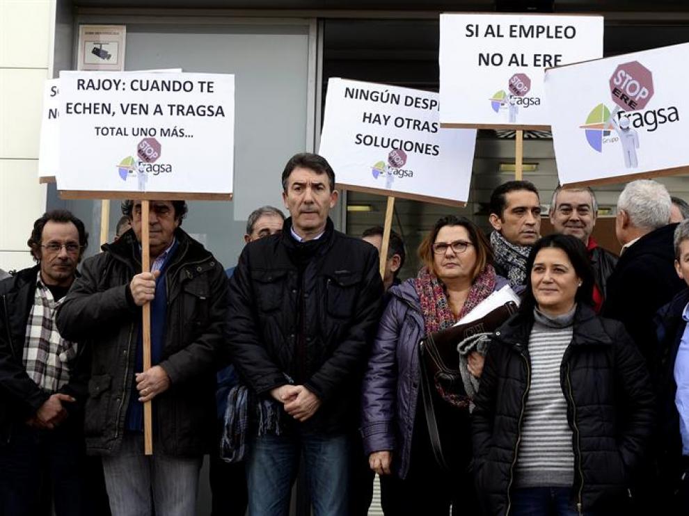 El secretario general de CCOO de Castilla y León, Ángel Hernández (3i), durante la visita que ha realizado a los trabajadores de Tragsa encerrados en la sede de esta empresa.