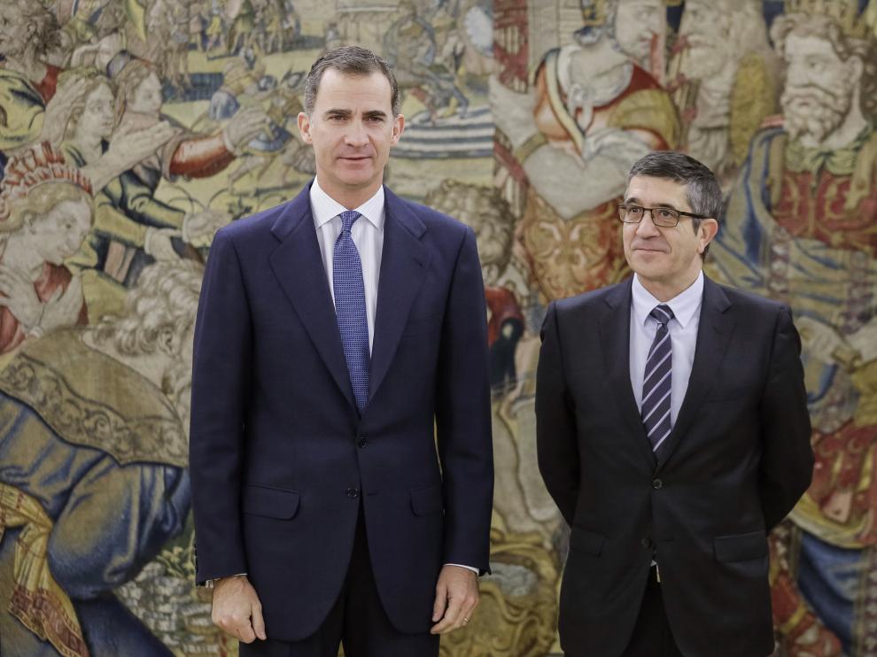 El Rey se reúne con Patxi López y Pío García- Escudero