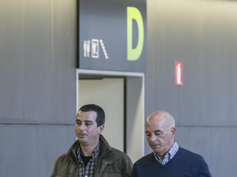 Padre e hijo, condenados. Además del exdirector del Servicio Provincial de Industria, Francisco Hualde (en la foto, a la derecha), han sido condena- dos su esposa, Juana García, y el hijo de ambos, Ignacio Hualde (izquierda).