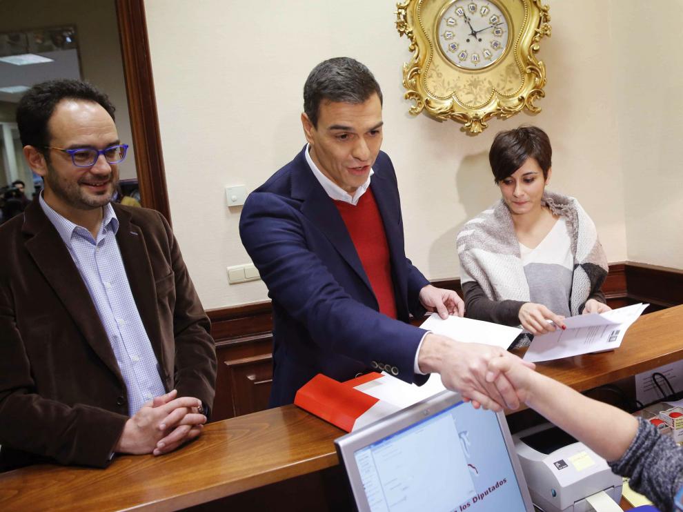 El secretario general del PSOE, Pedro Sánchez (d), acompañado por el portavoz de su grupo en el Congreso, Antonio Hernando, y la diputada Isabel Rodríguez,