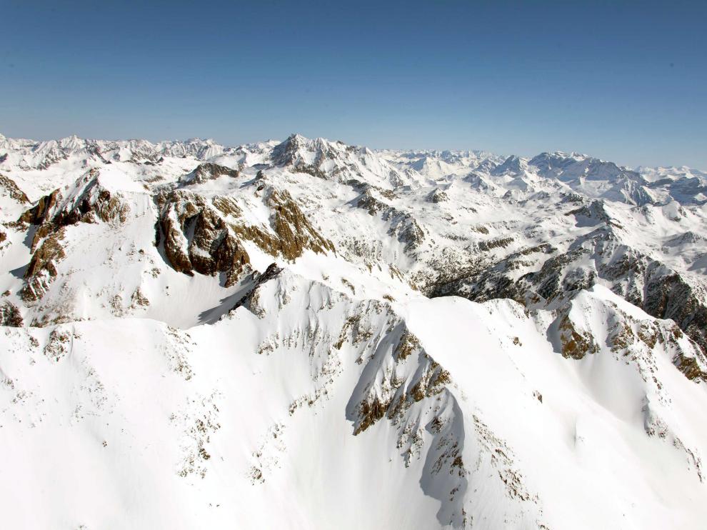 El invierno entra de lleno con la cota de nieve a 500 metros y avisos por frío y viento