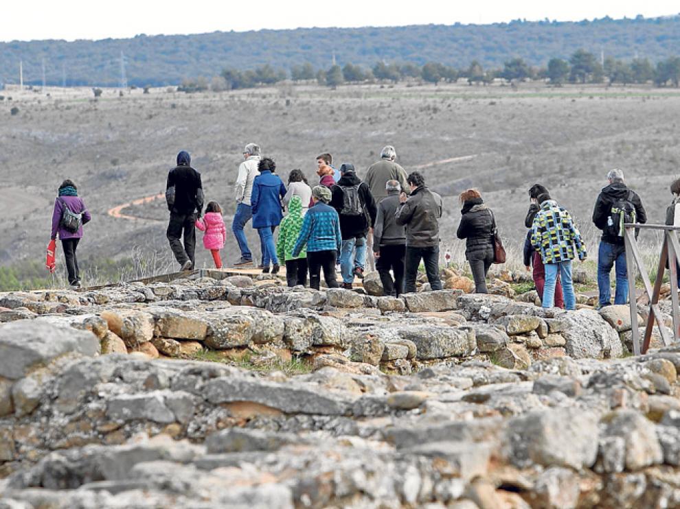 Turistas en el yacimiento de Numancia