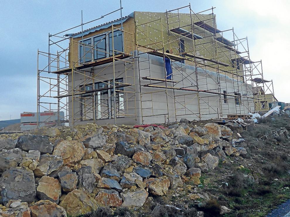 Imagen de la construcción en Fuentelfresno, ya sólo a falta de los remates