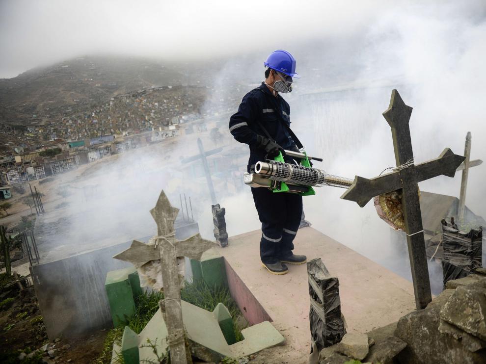 Un operario fumiga un cementerio de Nueva Esperanza, el más grande de Lima (Perú), para prevenir el contagio del virus Zika.