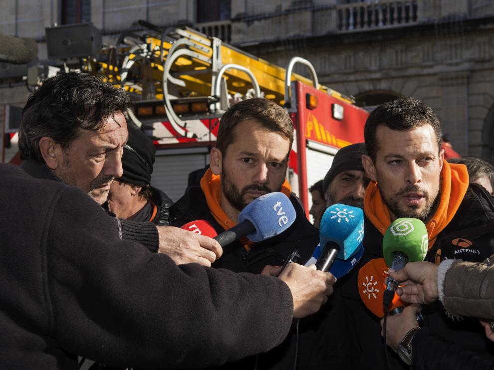 Los tres bomberos liberados