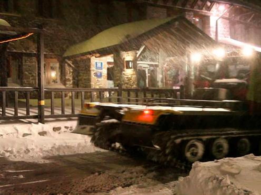 Noche de nieves en Llanos del Hospital, donde han caído entre 20 y 30 centímetros.