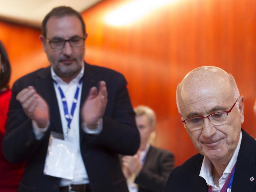 El líder de Unió, Josep Antón Durán i Lleida (d), recibe la ovación de Ramón Espadaler (i), después de su intervención en el Consell Nacional