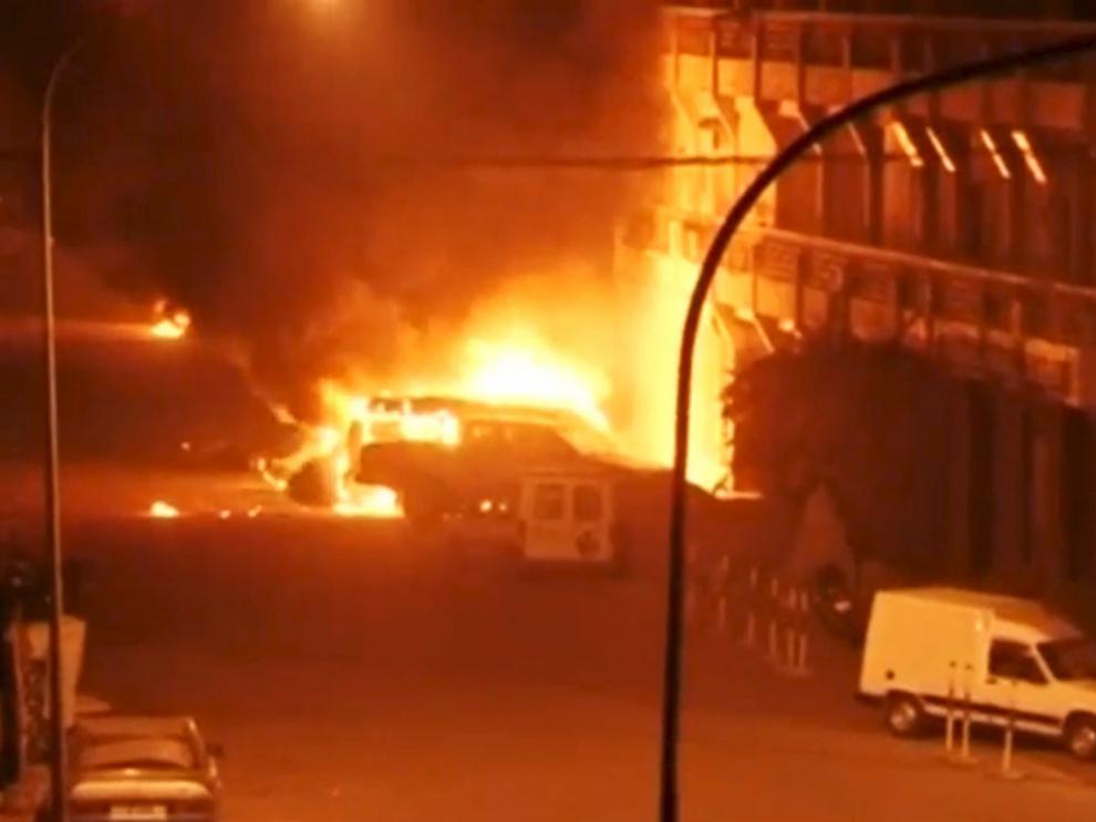 Imágenes de televisión del exterior del hotel Splendid asaltado en la capital de Burkina Faso.