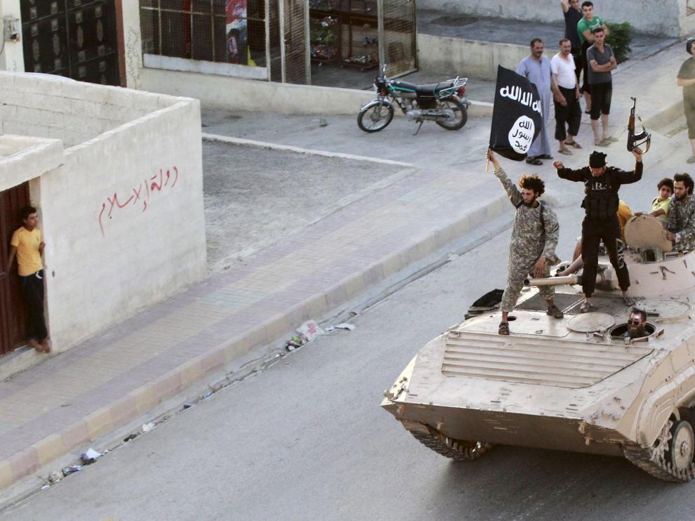 Combatientes islamistas en las calles de Raqa