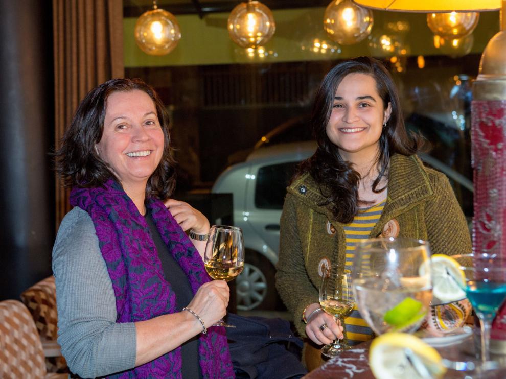 Montserrat González, presunta asesina de la presidenta de la Diputación de León Isabel Carrasco, a la izquierda, en un bar de León en marzo de este año, junto a su hija, complice en el asesinato, Triana Martínez.