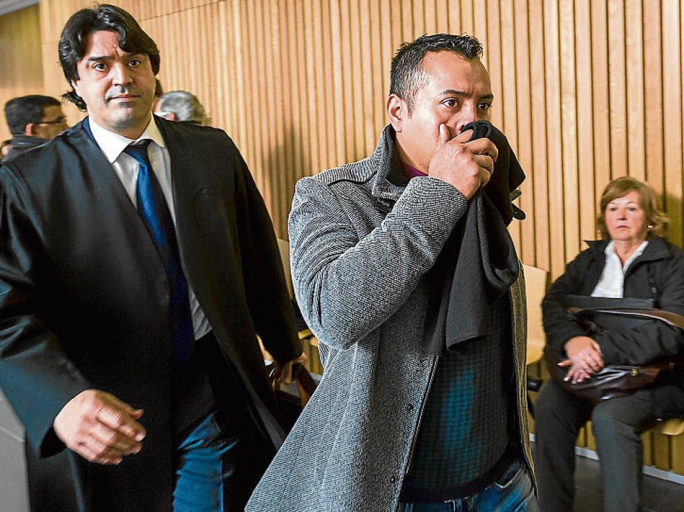El acusado se tapa ayer al entrar en el juicio, con su abogado.