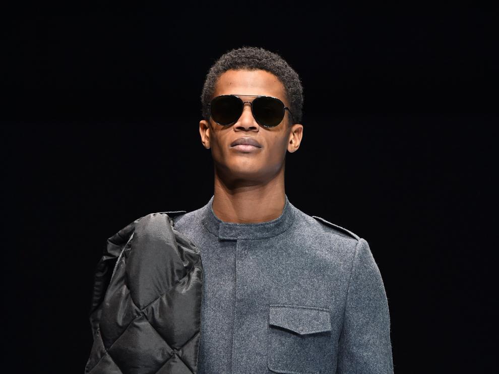 Con esquíes incluidos, los modelos de Emporio Armani presentaron a los asistentes una colección perfecta para los días de nieve.