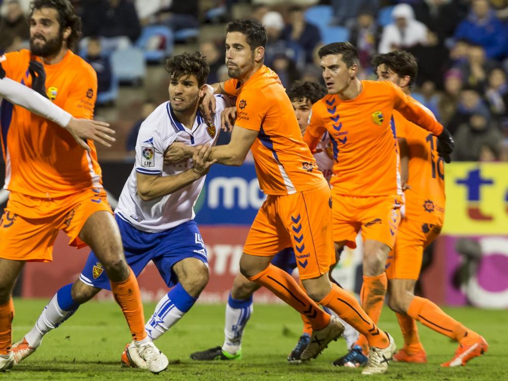 Cabrera, rodeado de contrarios en el partido contra el Llagostera