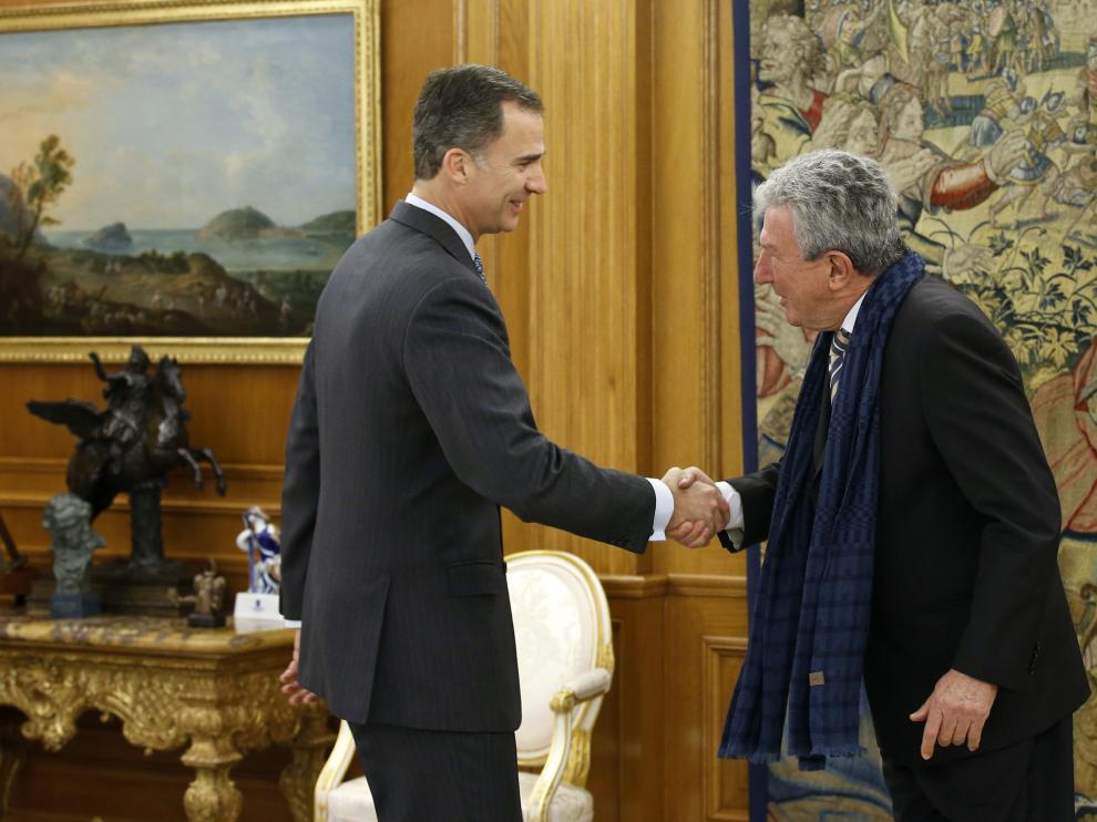 El Rey Felipe VI saluda al diputado de Nueva Canarias Pedro Quevedo en su visita al Palacio de la Zarzuela.