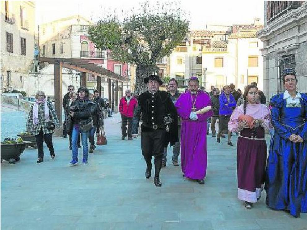 La teatralización recrea la visita que en diciembre de 1585 hizo Pedro Cerbuna, fundador de la Universidad de Zaragoza, a su localidad tras ser nombrado obispo en las Cortes de Monzón.