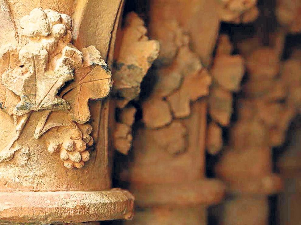 Las columnas del claustro del monasterio de Veruela tienen tallados racimos de uva.?