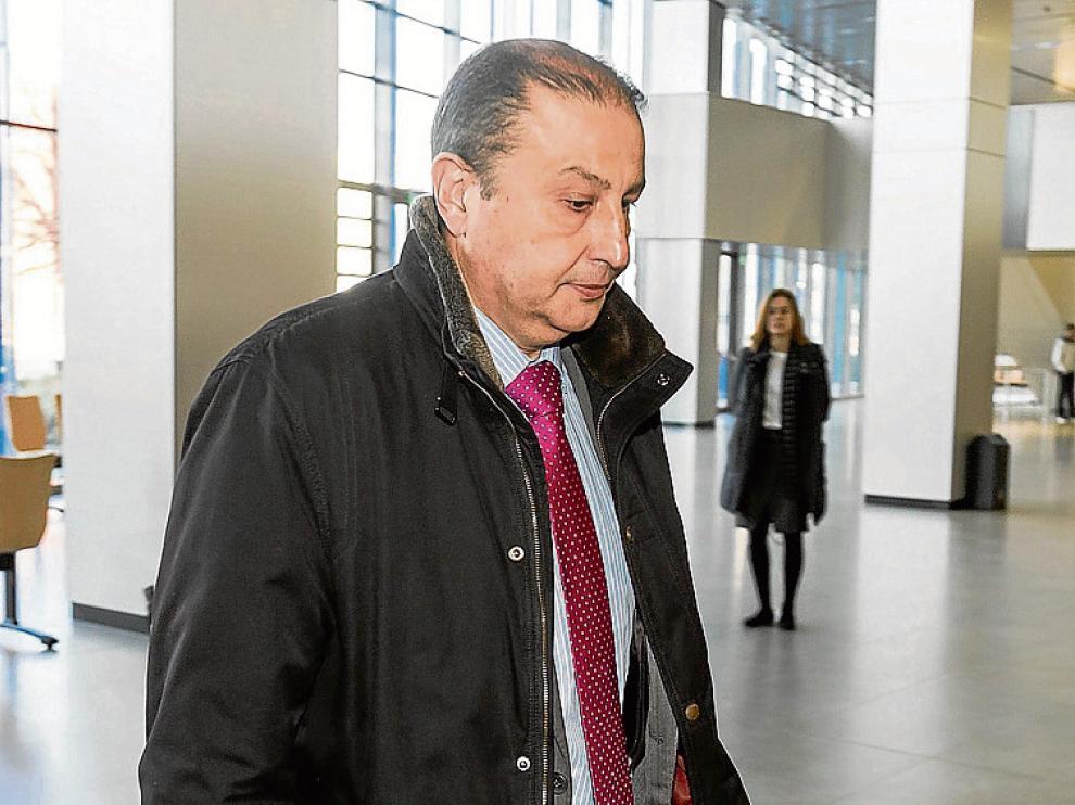Alberto Lozano, cuando entraba ayer a la sala de vistas.
