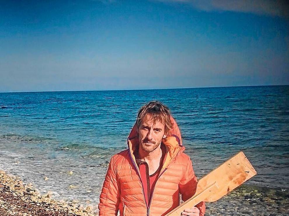 Alfredo Lozoya, un bombero zaragozano, en la isla griega de Lesbos.