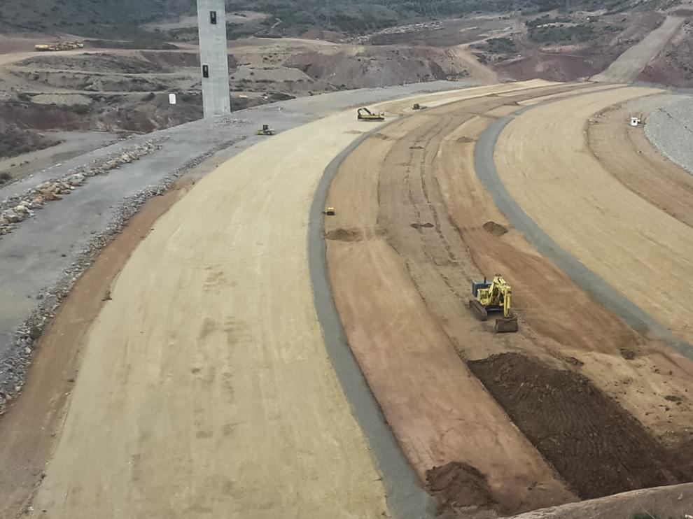 Trabajos de construcción del embalse de Mularroya.