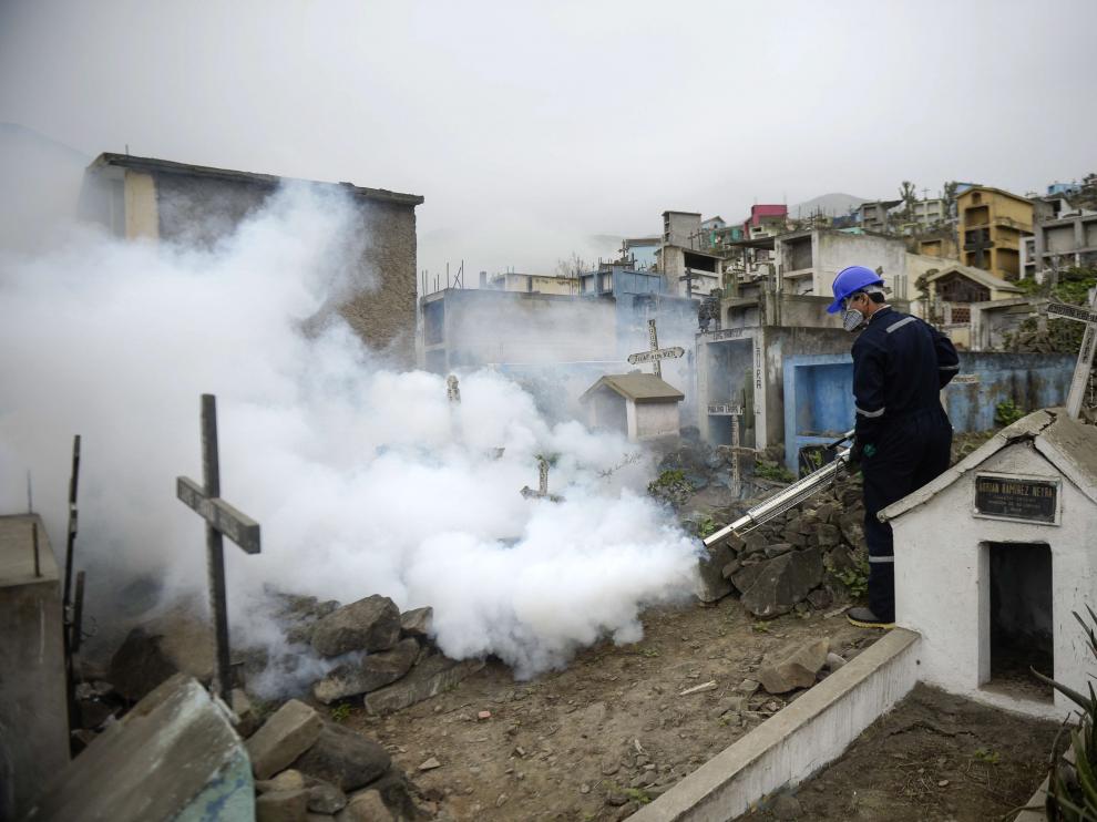 Un especialista fumiga un cementerio en Lima para prevenir el virus Zika.