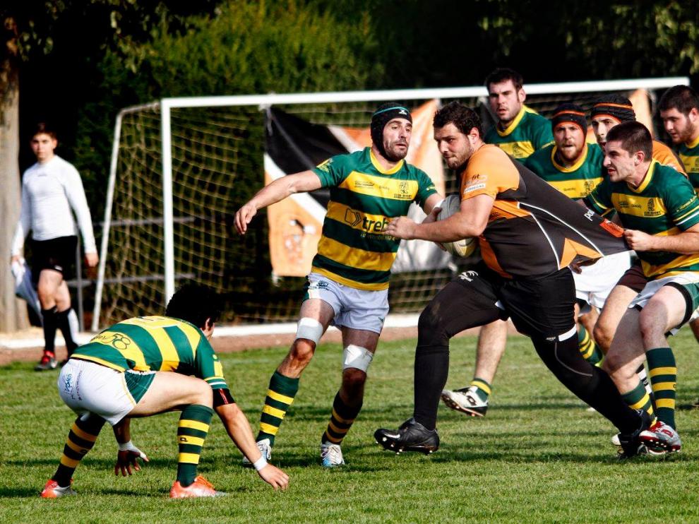Uno de los delanteros del Quebrantahuesos, durante un partido
