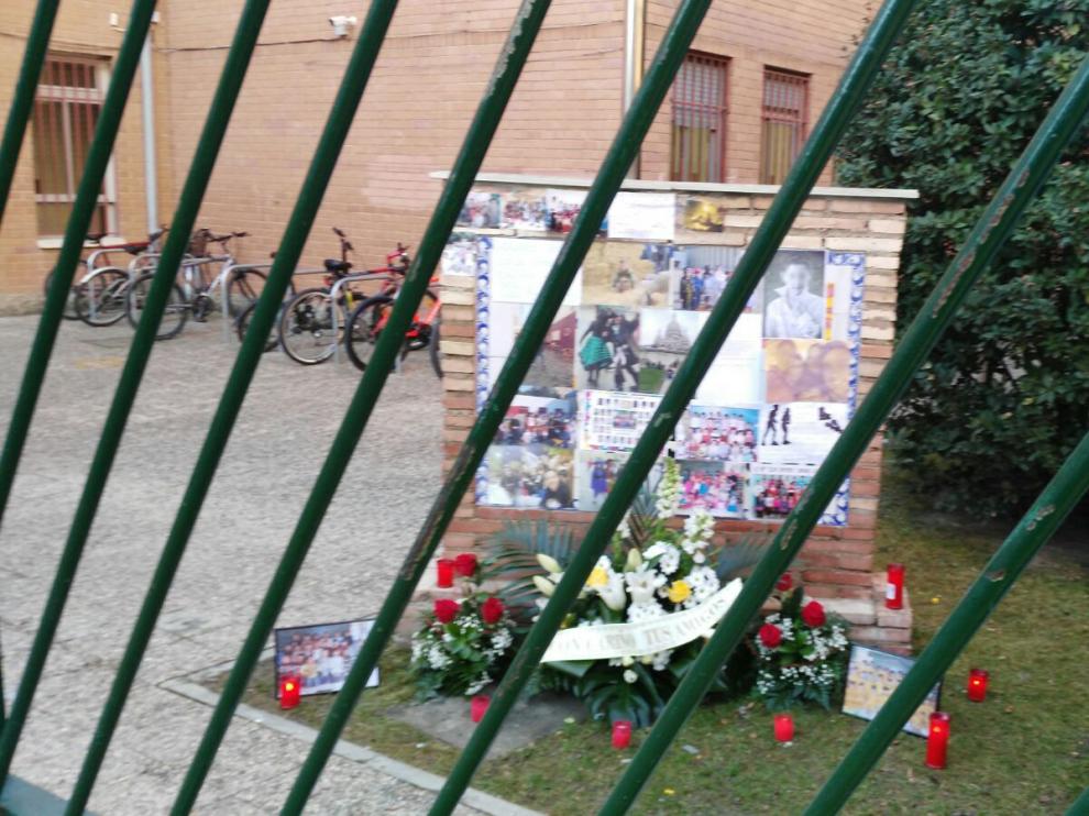 Los compañeros del chico fallecido le rinden homenaje en la puerta del centro