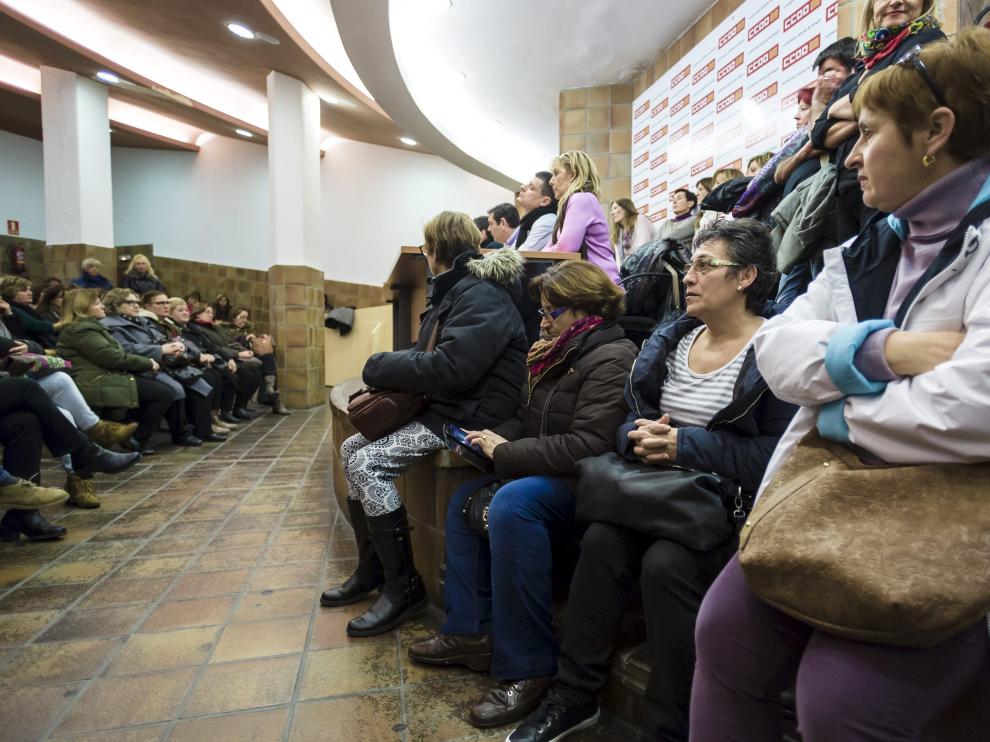 Asamblea de trabajadoras convocada ayer por UGT, CC. OO. y OSTA.