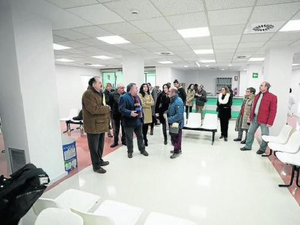 El portavoz vecinal, José Polo en el centro, habla con responsables de la DGA en el nuevo espacio.