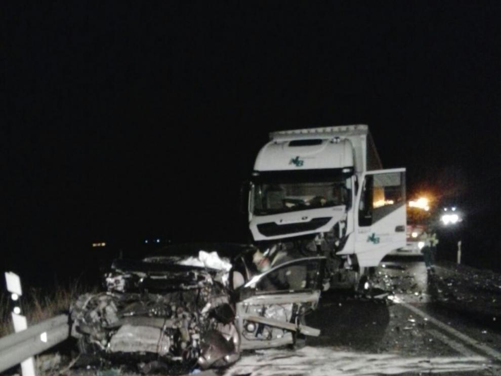 El turismo del fallecido quedó destrozado.