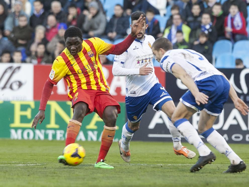 Dongou remata a puerta ante Laguardia y perseguido por Álvaro en el partido del Barcelona B en La Romareda hace dos años.
