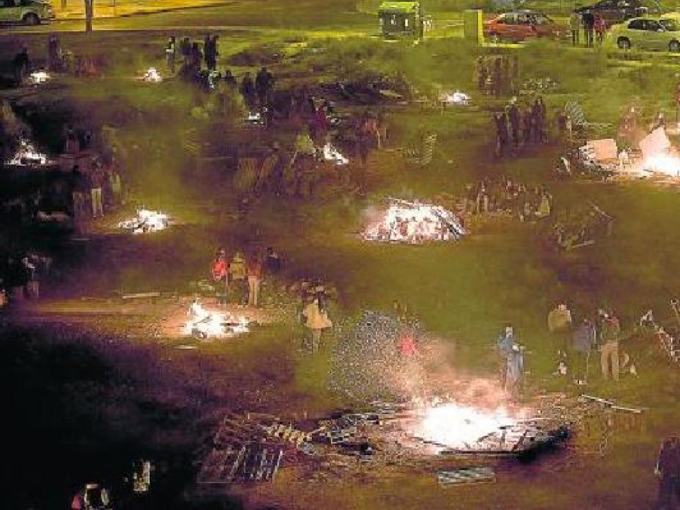 Los solares situados cerca del centro de salud del Ensanche registraron la mayor concentración de hogueras durante la fiesta de San Antón.