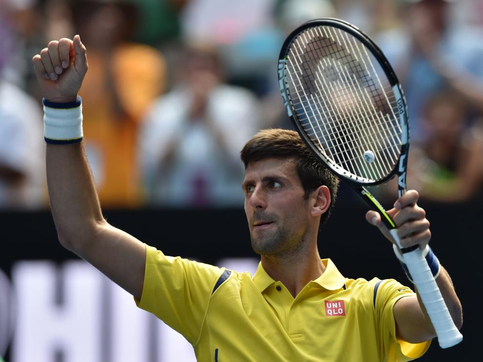 El tenista serbio, Novak Djokovic, celebra la victoria.