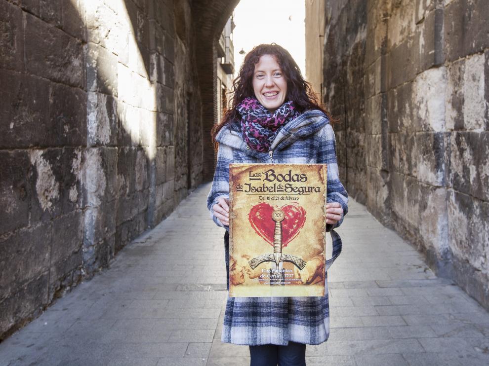 Begoña Villamón, autora del cartel que anunciará la fiesta medieval, posa con su obra.